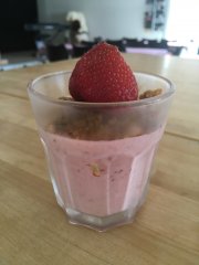 JORDBÆRMOUSSE MED MANDELCRUMBLE